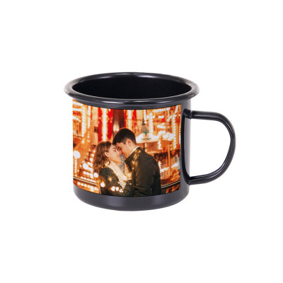 Černý plecháček s bílým okénkem